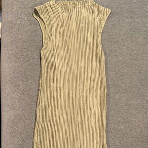 Elegant Olive Green long Sleeveless crinkled Dress